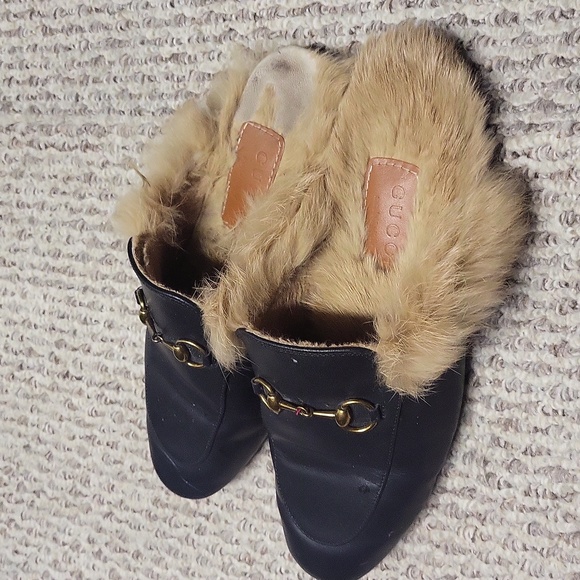 Gucci Black Leather Mules with Gold Hardware and Fur Trim - Picture 5 of 6